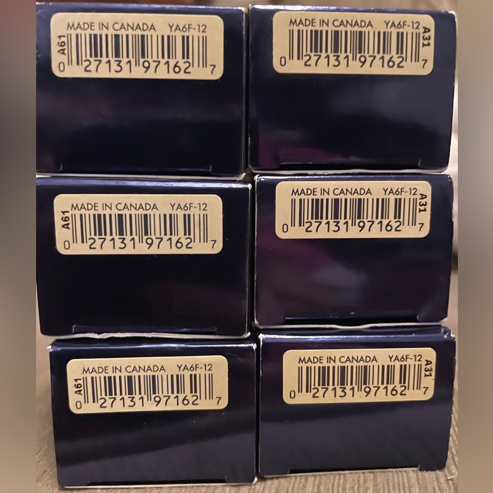 Estée Lauder Double Wear Foundation - Navy & Gold Box - Picture 5 of 5
